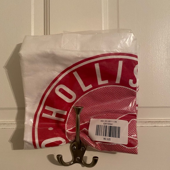 Hollister 2018 Black Friday Bag NWT - Picture 2 of 3